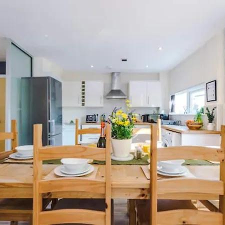 Modern House - Sleeps 6 - Free Parking - Near Etihad Stadium - Coop Live