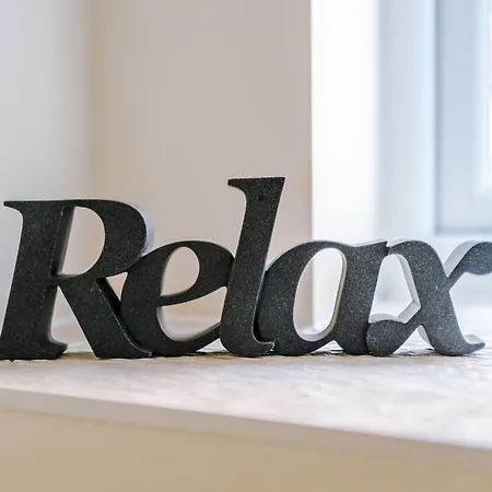 Spacious 3-bed With Free Parking And Near Centre 別荘