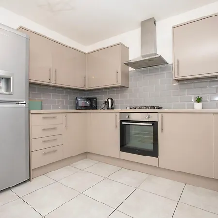 Spacious 4br In With Parking & Wi-fi Holiday home *