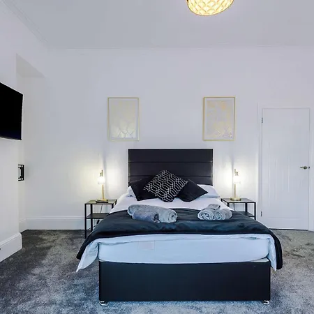 Дом отдыха Large 4 Bed House Sleeps 8 By Host A