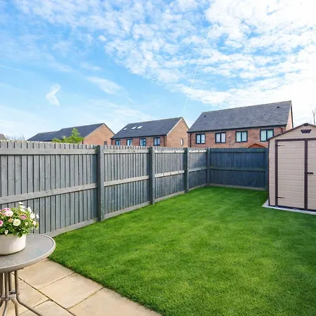 別荘 Spacious 3-bed With Free Parking And Near Centre