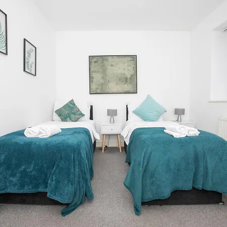 Holiday home Spacious 4br In With Parking & Wi-fi *