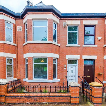 Дом отдыха Large 4 Bed House Sleeps 8 By Host A