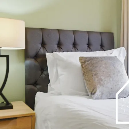 Spacious 3 Bed With Pac-man, Darts And 2 Parking Spaces Μάντσεστερ