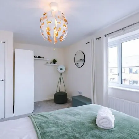 Spacious 3-bed With Free Parking And Near Centre * Manchester