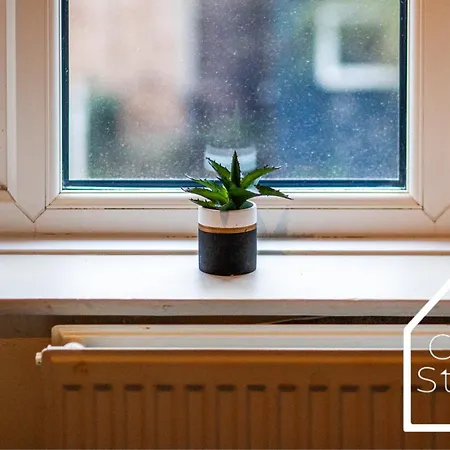 Spacious 3 Bed With Pac-man, Darts And 2 Parking Spaces