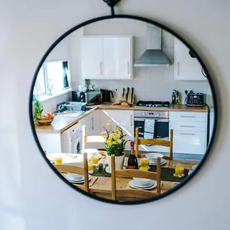 Modern House - Sleeps 6 - Free Parking - Near Etihad Stadium - Coop Live