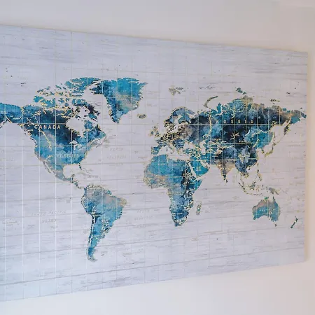 別荘 Spacious 3-bed With Free Parking And Near Centre *