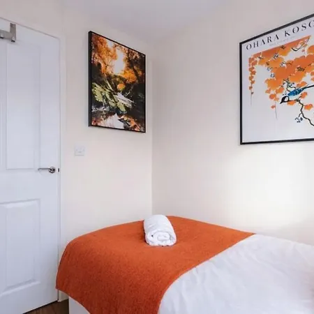 Spacious 3-bed With Free Parking And Near Centre Nyaraló *