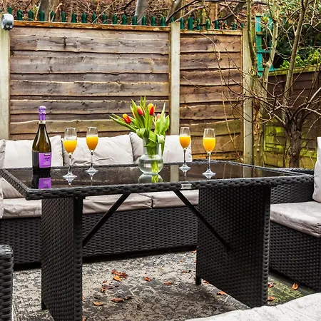 Forest View- Oasis Mural -didsbury Zen Sleeps 10 *