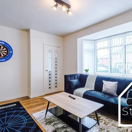 Spacious 3 Bed With Pac-man, Darts And 2 Parking Spaces