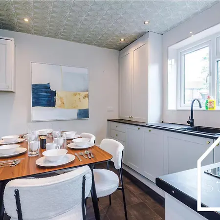 Spacious 3 Bed With Pac-man, Darts And 2 Parking Spaces * Μάντσεστερ