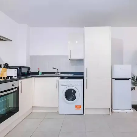 Salford Quays 4 Guests / Parking مانشستر