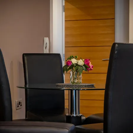 Bloom - Centre - Gated Parking Lejlighed *