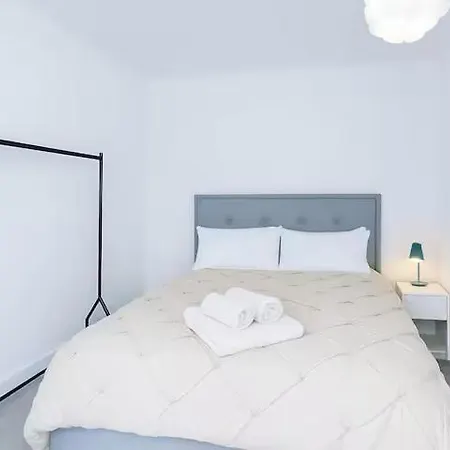 Spacious In Mcr - Free Parking, Ps5 & Superfast Wifi