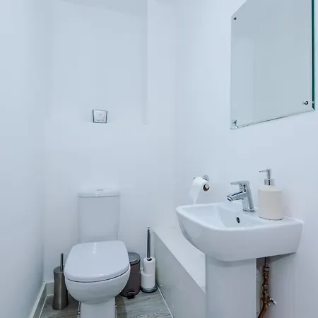 Beautiful 2 Bedroom דירה *