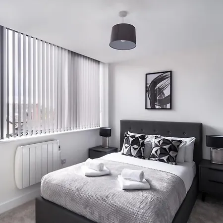 Zeni, Alexandra Rise Bright 1 Bed Apartment Manchester