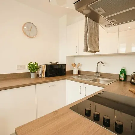 Modern 1 Bed With Views In