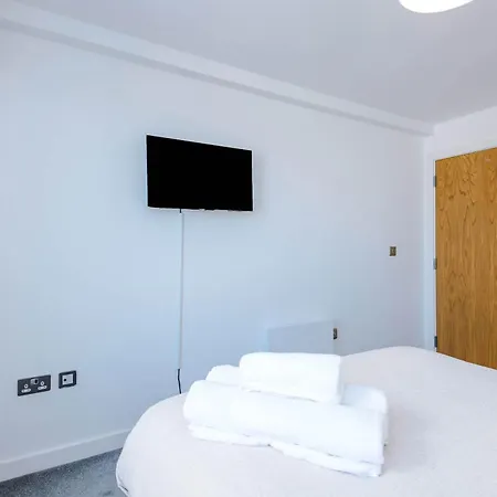 Beautiful 2 Bedroom דירה *