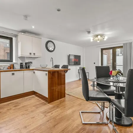 Bloom - Centre - Gated Parking Apartment *