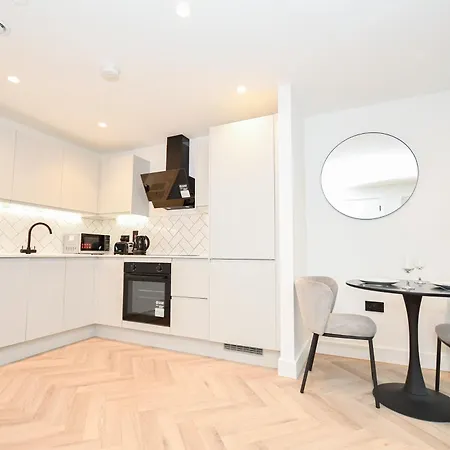Modern 1 Bed Flat In W Balcony Manchester