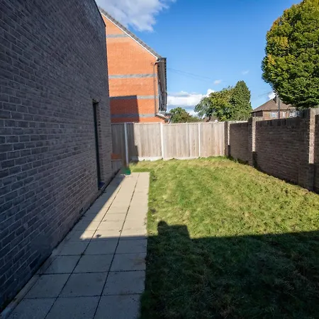 Luxury Deluxe - 4 Bedrooms - 6 Beds - 10 Guests - Private Parking - Contractors Welcome - Trafford Stretford * Manchester