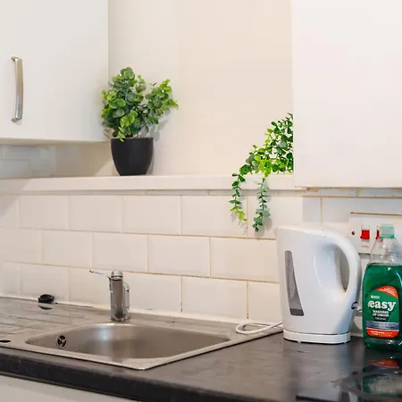 Modern 3-bedroom Near Centre *