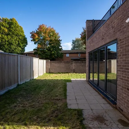 Апартаменты Luxury Deluxe - 4 Bedrooms - 6 Beds - 10 Guests - Private Parking - Contractors Welcome - Trafford Stretford Манчестер