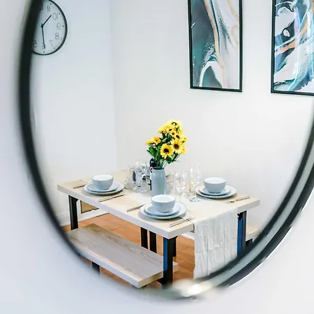 Comfy 1br In Salford, Kitchen, Wifi And Parking Appartamento