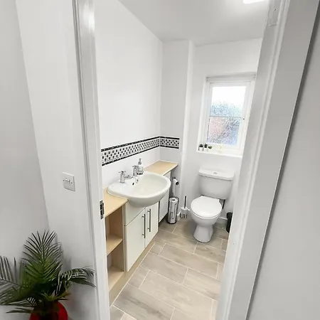 New Getaway House With 2 Free Parking Apartman