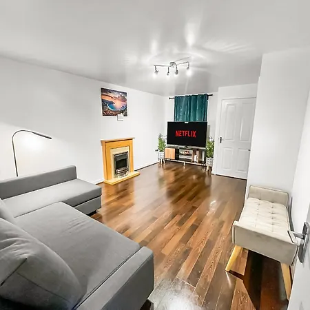 New Getaway House With 2 Free Parking Апартаменты