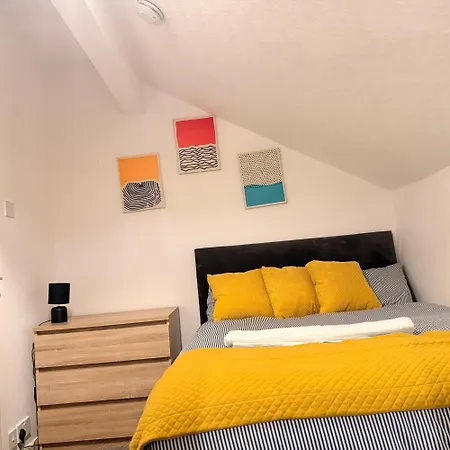 Modern 3-bedroom Near Centre Apartment *