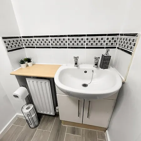 New Getaway House With 2 Free Parking * Манчестер