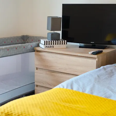 Apartman Modern 3-bedroom Near Centre *