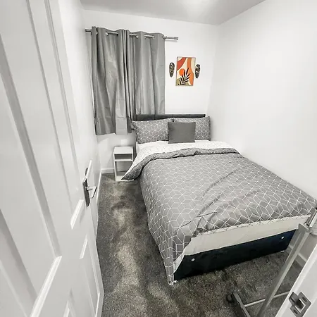 Апартаменты New Getaway House With 2 Free Parking *