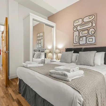 Bloom - Centre - Gated Parking Apartment *