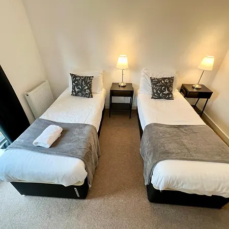 Spacious 5 Bed Townhouse Manchester, Salford Qauys - Two Bedroom With Parking Manchester