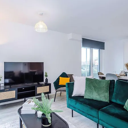 Modern 2 Bed With Balcony By Host A Lägenhet