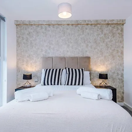 Lägenhet Modern 2 Bed With Balcony By Host A