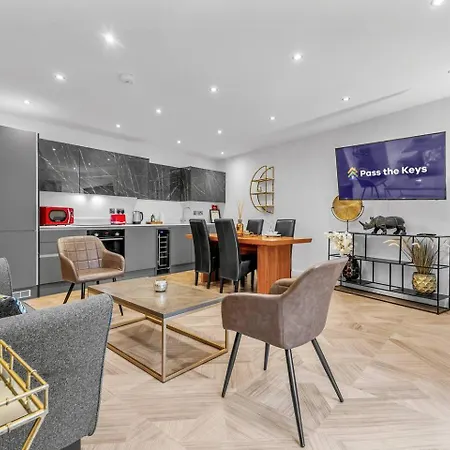 公寓 Penthouse Apartment - By Ao Arena & Shops - Pass The Keys *