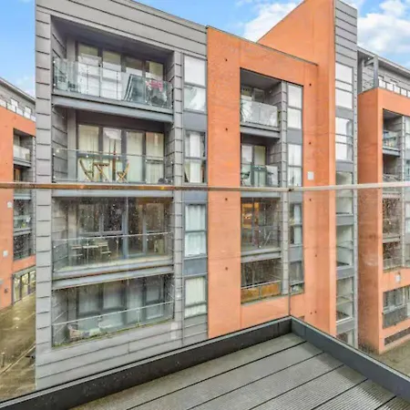 Stunning Split Floor Flat By Victoria - Pass The Keys