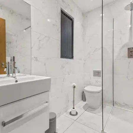 Stunning Split Floor Flat By Victoria - Pass The Keys