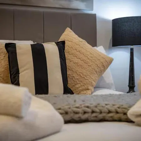 Stunning Split Floor Flat By Victoria - Pass The Keys Mánchester