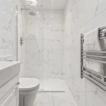 Stunning Split Floor Flat By Victoria - Pass The Keys Apartament *