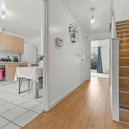 New Modern Townhouse Free Parking *