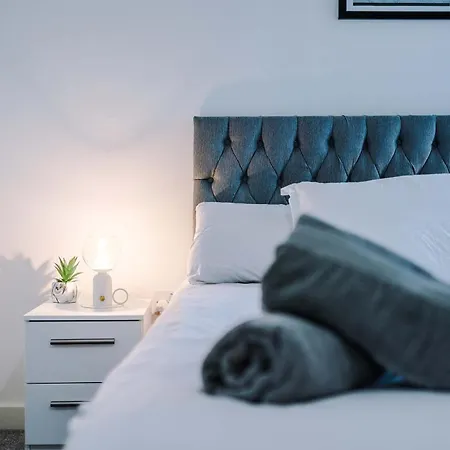 Large 2 Bedroom With Balcony By Host A