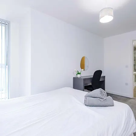 Large 2 Bedroom With Balcony By Host A Appartement