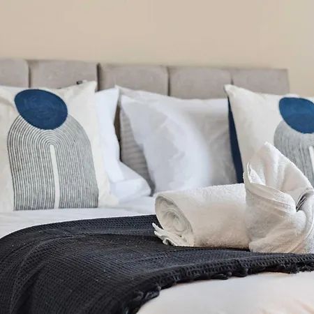 2 Bed Near Etihad & Centre On A Quiet Street With Free Parking Prázdninový dům *