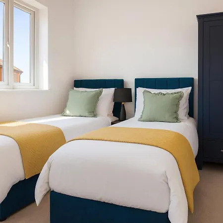 Modern Townhouse - Sleeps 14 - Free Parking Hébergement de vacances