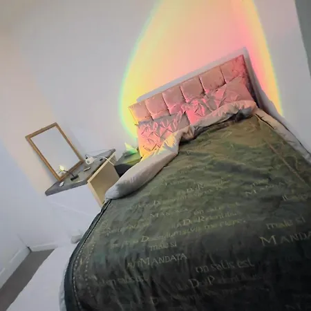 Break - 1 Big Bedroom Sleeps 3 * Manchester